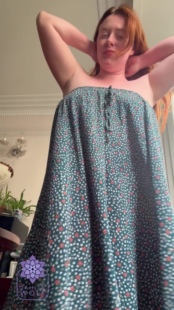 Dahlia Wolf: Dicker hintern, arsch klatscht im sommerkleid