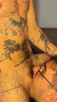 Bekleideter Geek matthew Finns verehrt tätowierten dom XXX überspringen Ftm muschi