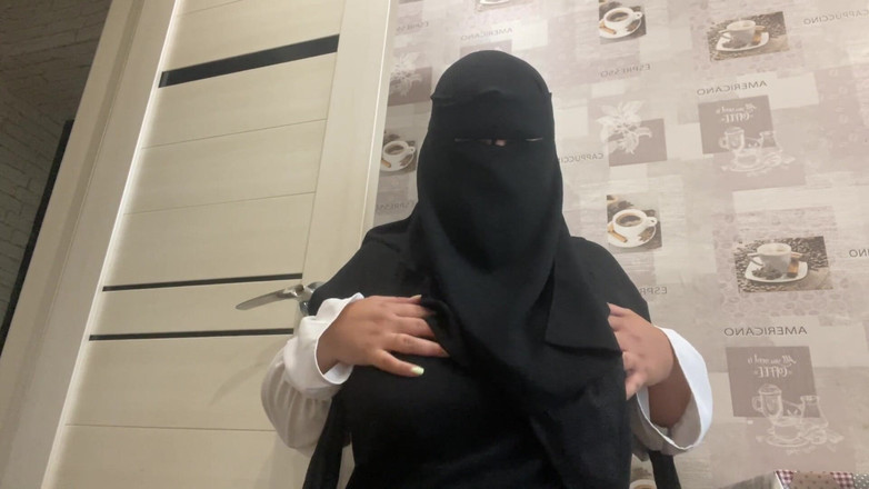 Lux Eva: Khalifa berhijab lagi asik masturbasi di dapur