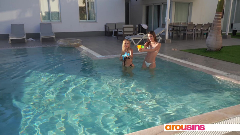 Arousins: Keseronokan kolam dengan Hot Girls