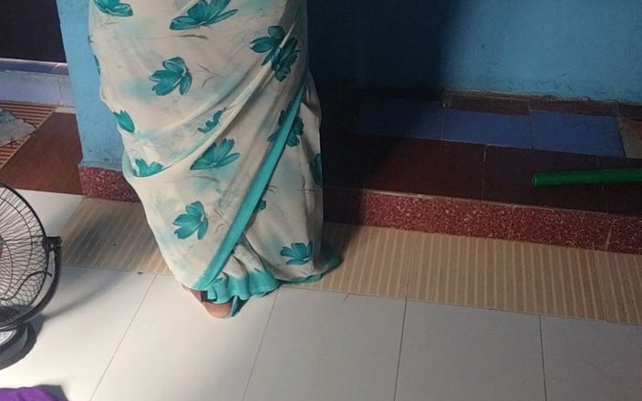Tamil lesbian: Tante seksi lagi pakai kain sosis