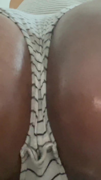Femboy negru din Onesie gata să fie pentru a dormi