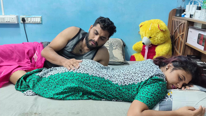 Vaigavarun Feet romance: 喀拉拉邦热辣人妻的屁股和背部按摩由喀拉拉邦丈夫热辣浪漫