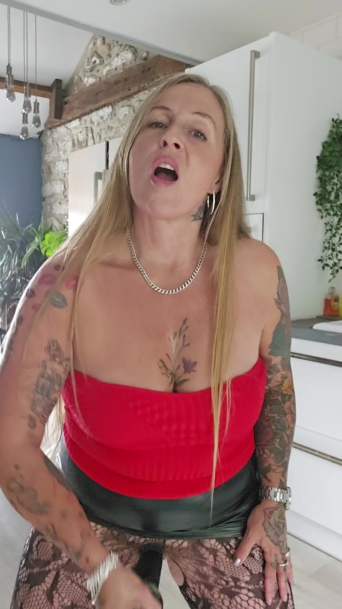 Kitty James: स्ट्रॉबेरी सॉस? कृपया इसे चाटें