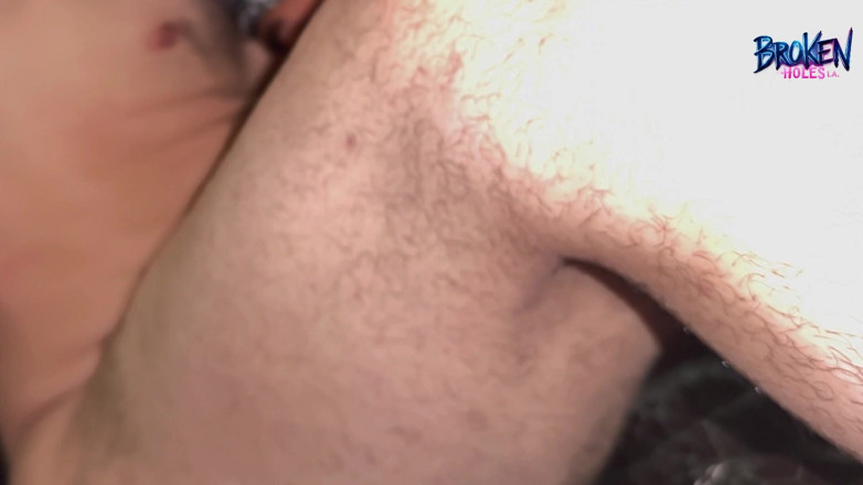 Broken holes - gay cuckold: Dikongkek tekak &amp; diserahkan