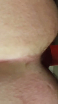Un femboy natural adorable salta sobre una espiga y se corre en la cámara