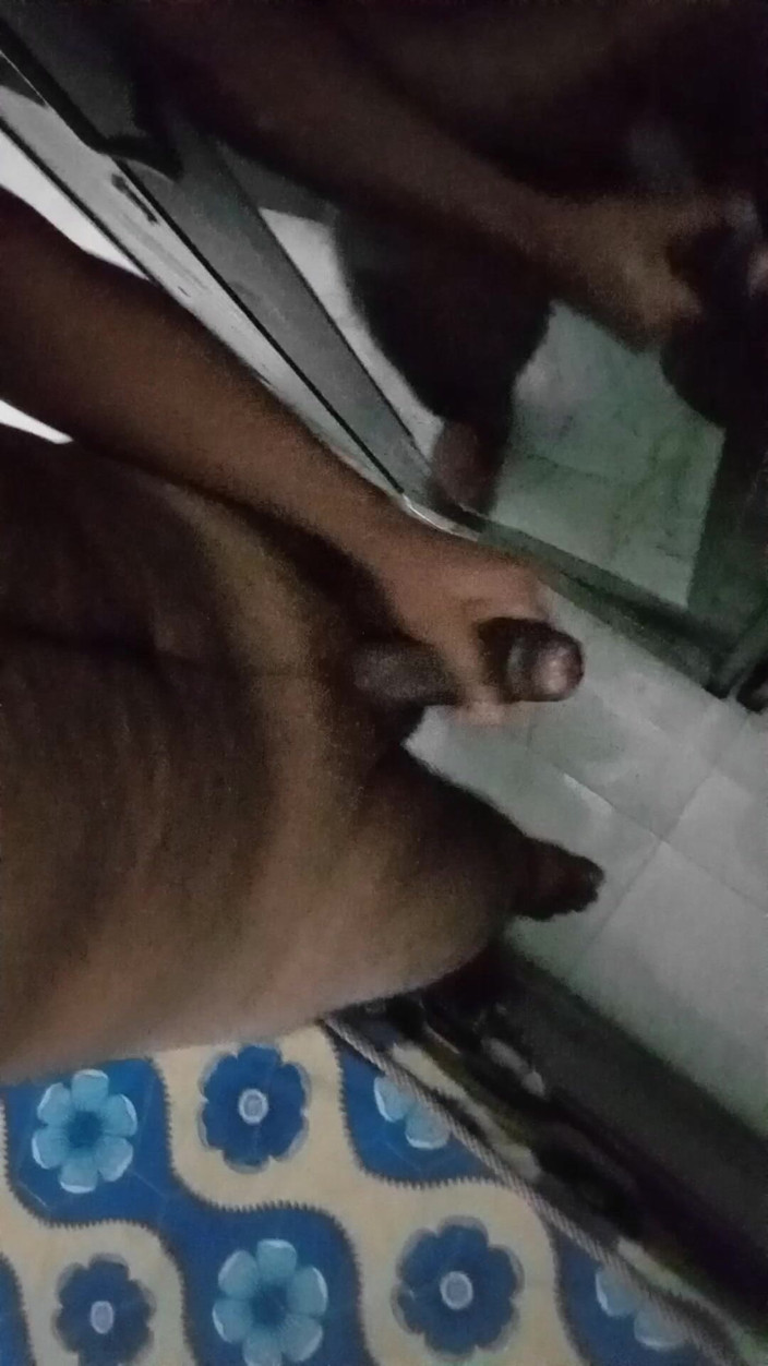 Raaz26d: Ungându-mi pula mare în dormitor și masturbându-mă În fața oglinzii