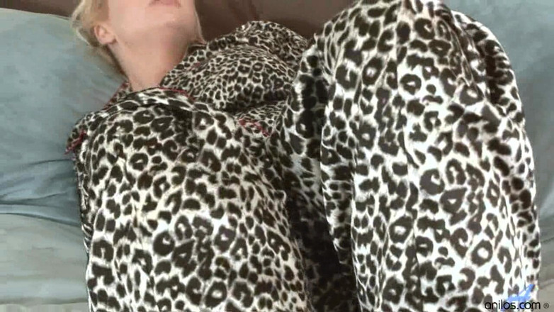 Anilos: Gruba blondynka puma budzi się i masturbuje się