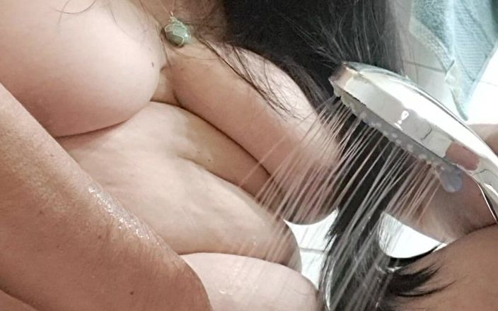 Mommy big hairy pussy: MILFka otevírá svou chlupatou kundičku