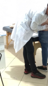 Proctologist melakukan pemeriksaan anal pada pasien sembelit