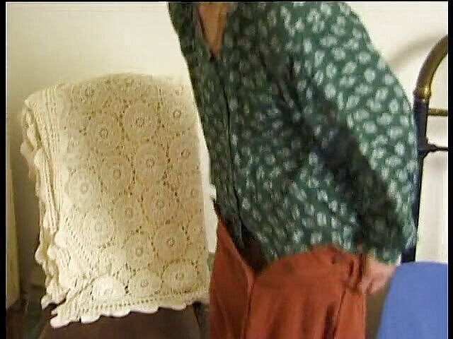 Xfamster: Zralá žena ležela na posteli a ukazuje své tělo