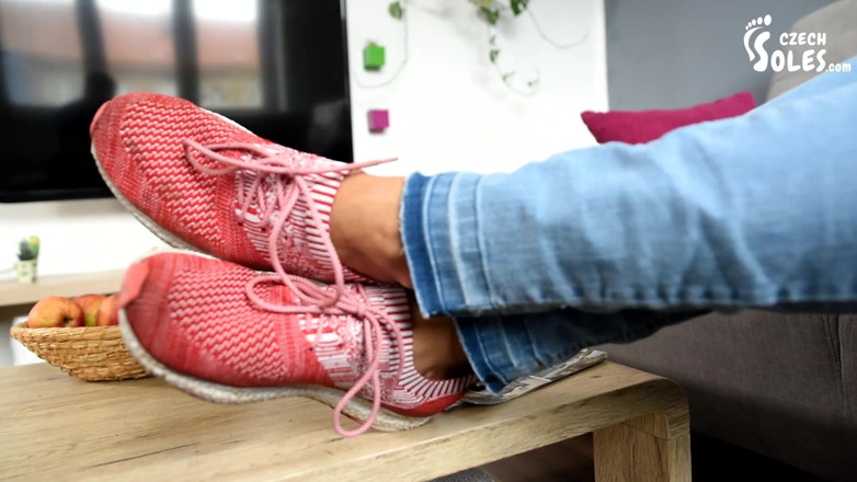 Czech Soles - foot fetish content: Seznamte se s dívkou Tina s velikostí 45 nohou!