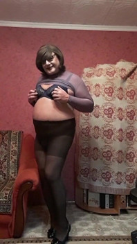Sissy Irene își scoate colanții și se mângâie
