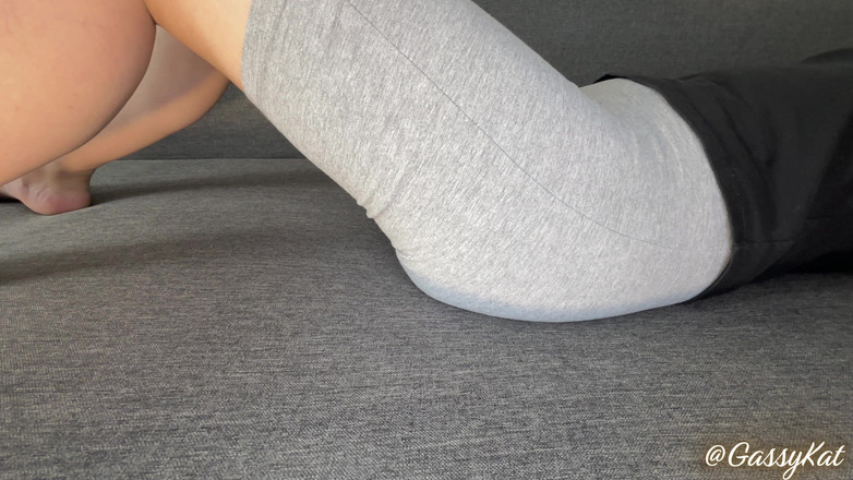 GassyKat: レギンスおなら視点 - 臭いが顔に直撃