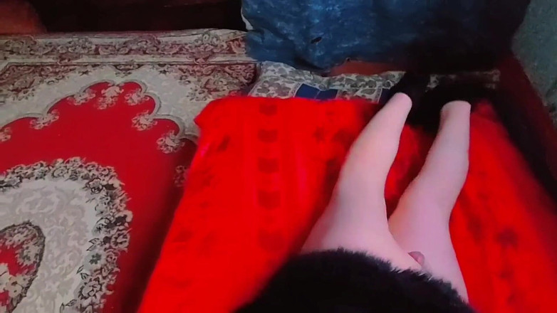 Kitty_Cross: Verspieltes trans-mädchen, das süßes sommerkleid anprobe