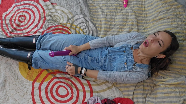 dafnedenoch: 李牛仔裤和猎人靴 手淫与喷射