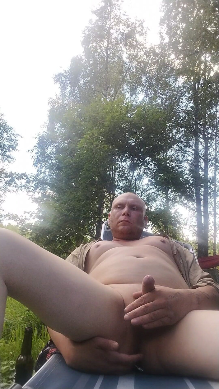 HornyLarry: Masturbación arriesgada al aire libre.