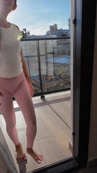 Un vieux irréaliste à grosse bite m’a amené sur la Costa del Sol pour avoir sucé son énorme bite