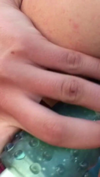 Caccia la mia fica - Misha Dull di 18 anni si masturba vicino a un'autostrada