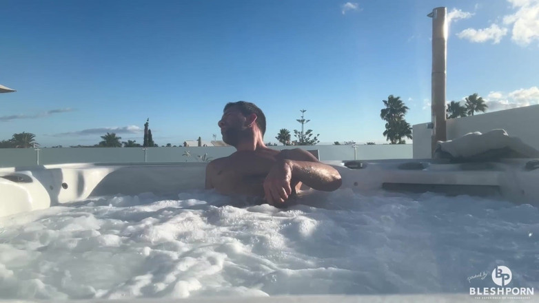 bleshporn: Pertunjukan Bugil Di Kolam Renang