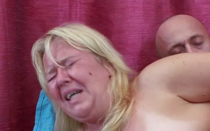 Mature Climax - 100% Mature Videos: Grande loira puta fodendo com força