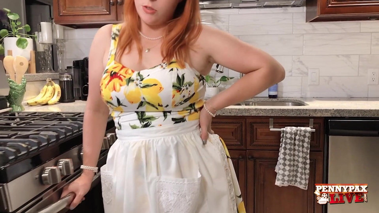 Penny Pax: Penny Pax bermain pepek panas di dapur