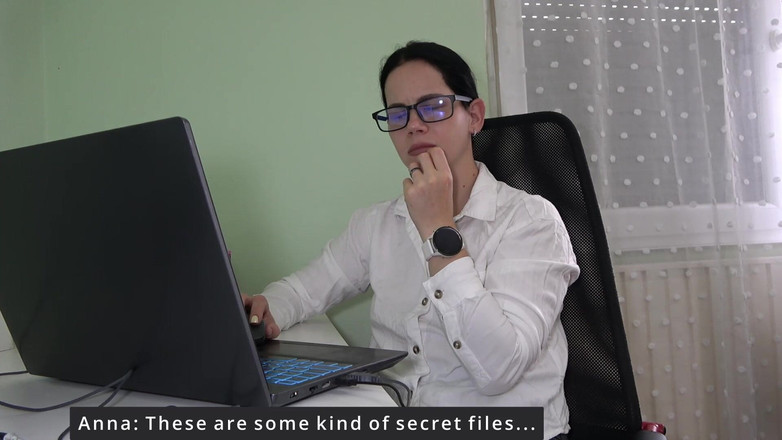 Anna Sky: La Bella Anna Umilia Il Piccolo Cazzo Del Suo Capo