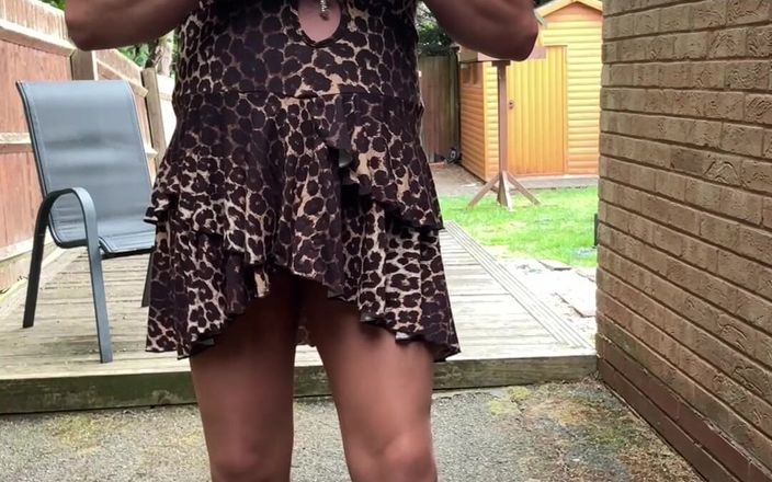 Kellycd2022: Sexy Crossdresser Kellycd2022 v Levhart bez podpatku tisk šaty a podpatky...