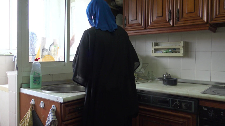 Souzan Halabi: हिजाब नौकरानी गुदा कुत्ते शैली