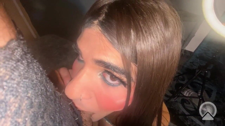 Bella Duval: Pelacur Latina Herma Trans, Memberikan Blowjob Di Kelab Bawah Tanah