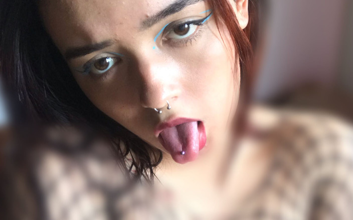 Quixenomm: 性感的丰满拉丁女郎用假阳具挑逗她紧致的阴户