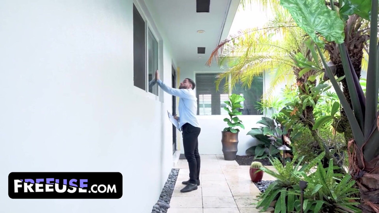 FreeUse Milf: ปีเตอร์ได้ใช้บริการฟรีจากคุณแม่เลี้ยงและลูกสาวเลี้ยงระหว่างตรวจบ้าน