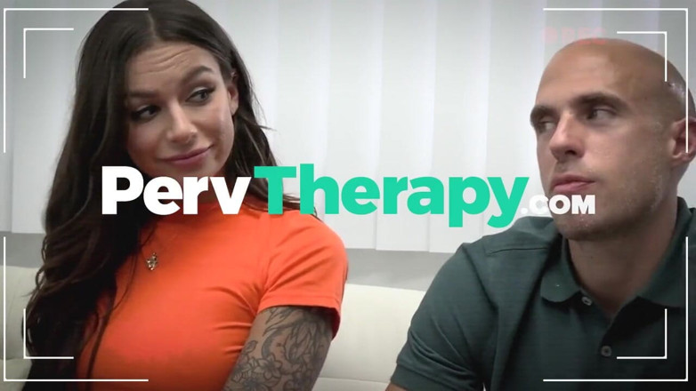 POV Life: Tatuada nena masturbándose en primer plano