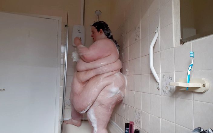 SSBBW Lady Brads: SSBBW Lady Brads sous la douche et le ventre se...