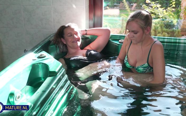 Mature NL: Due lesbiche arrapate si divertono in piscina