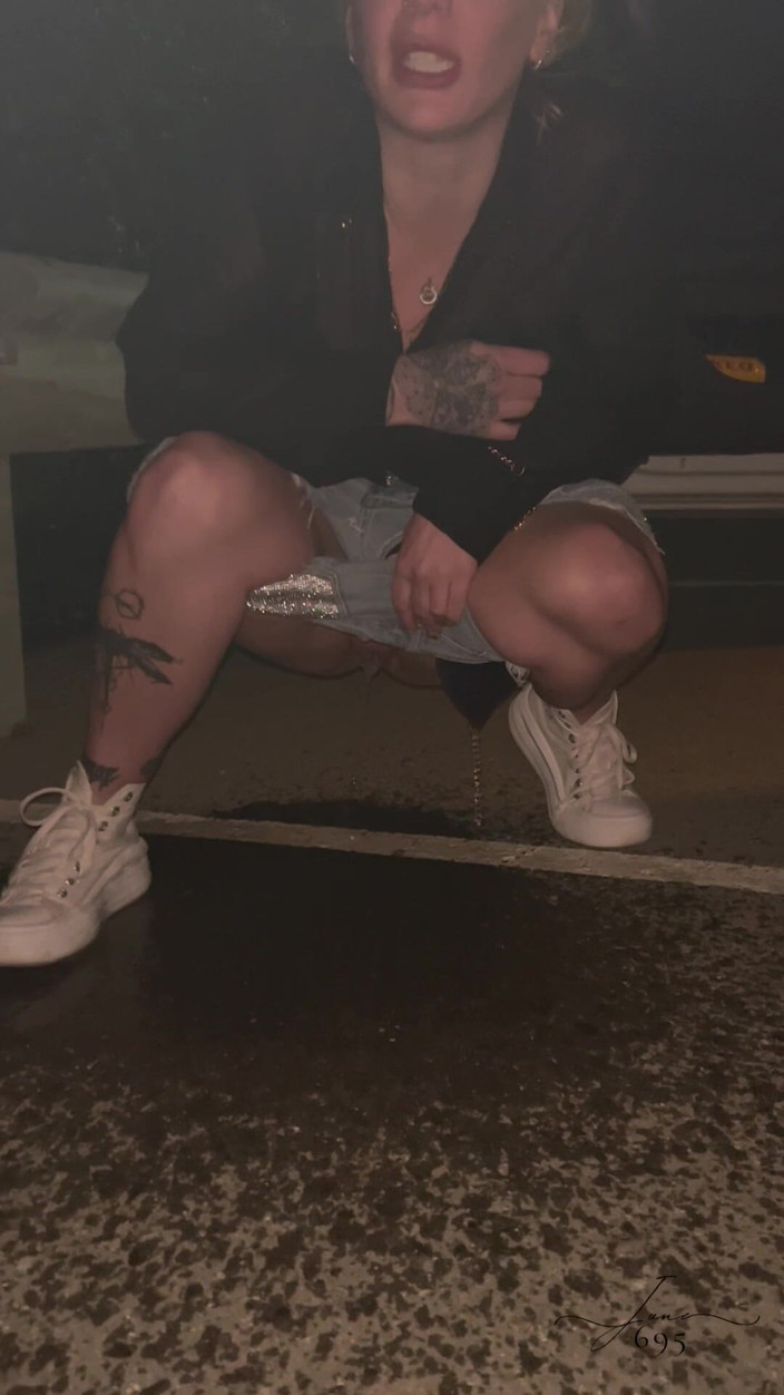 June695: Złoty prysznic na ulicy