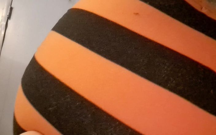 PandoraSG: Hocken in halloween-leggings