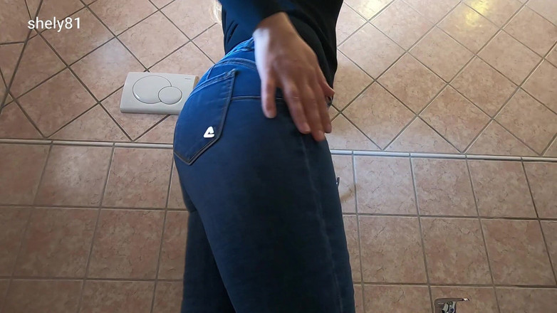 Shely81: Prueba los jeans flacos. la hermanastra culona lucha por encajar...