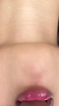 本当のステップの姉は、義理の兄弟によって両親の不在で激しく犯された - 屋外セックス