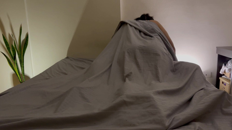 zoemelissa: 이불 속에서... 키스가 비밀이 되고, 문지르는 것이 모든 것을 말해주는 곳