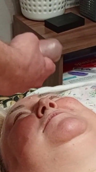 Sousedka dostane do úst sperma poté, co si vyhoním ptáka