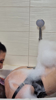 Bubbelbad en lesbisch spuiten