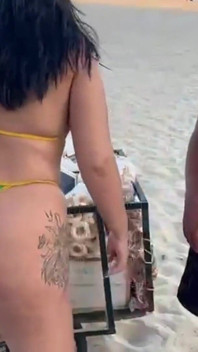 El vendedor de playa en un paquete salado se come a las dos chicas guapas a cambio que se van felices