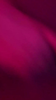 Geile zwarte rondborstige slot propt haar poesje met een enorme dildo