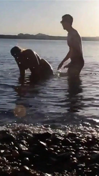 Sexo romántico en una playa pública