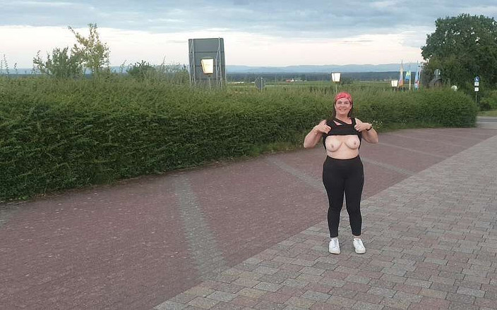 Tania 1988: Cleebourg kedua kalinya bugil