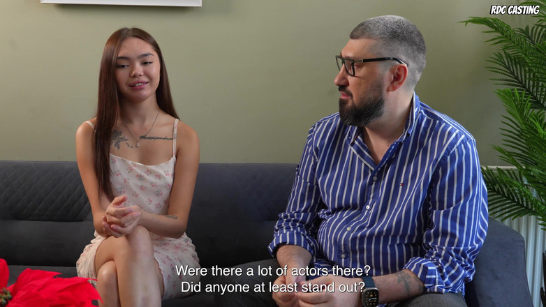 RDXCast: 巨乳妈妈 Oksana Katysheva 现场舔她娇小的亚洲粉丝 Quini Kim 的屁股！