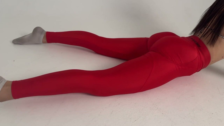 Skinny_lady69: Yoga cu colanți roșii strâmți