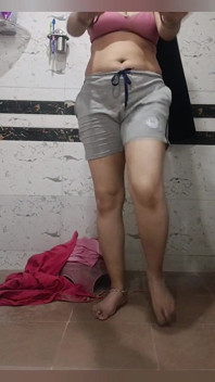 Priya bhabi在浴室里全身热辣的锻炼