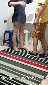 Ein ehemann mit Schulden rannte von Zu Hause aus und ließ seine Frau mit dem Kredithai allein.